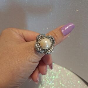 Kohl's Silver and White Statement Ring with Floral Design